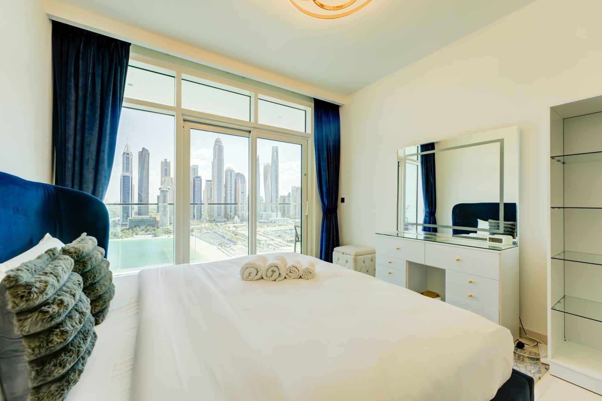 Private Beachfront 2 Bed With 180 Marina Skyline