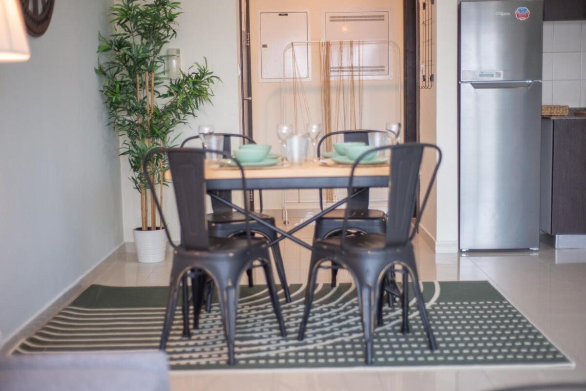 Warm And Airy 1-bedroom With Exceptional Views In Marina *