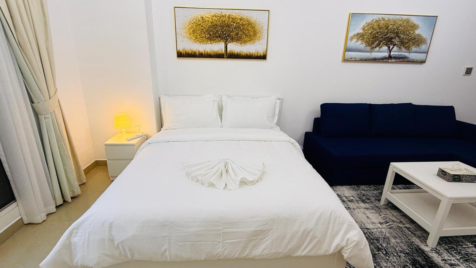 Spacious With Balcony Trafalgar Tower International Apartament