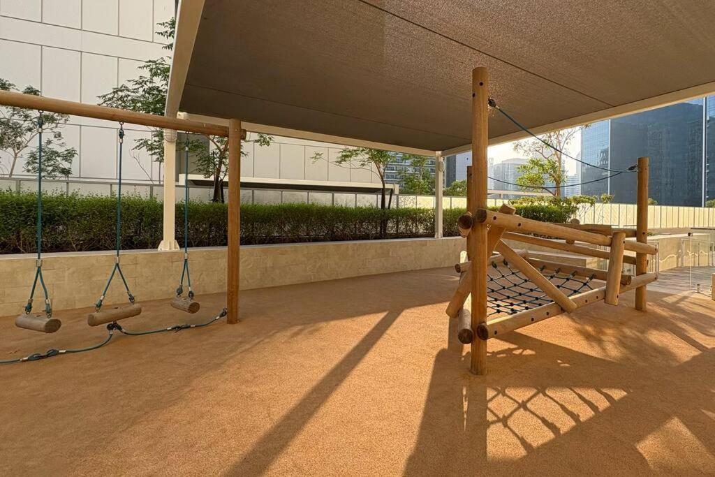 Waves - Canal-view Elegance 1br In Reva Residences Dubaï