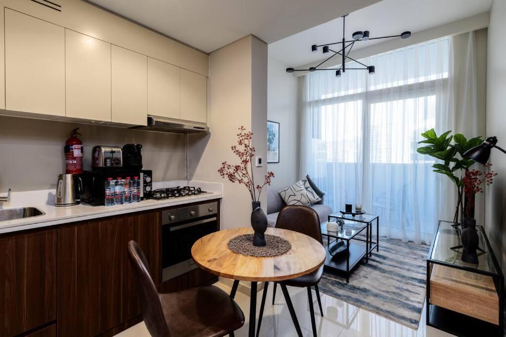 Waves - Canal-view Elegance 1br In Reva Residences Appartement