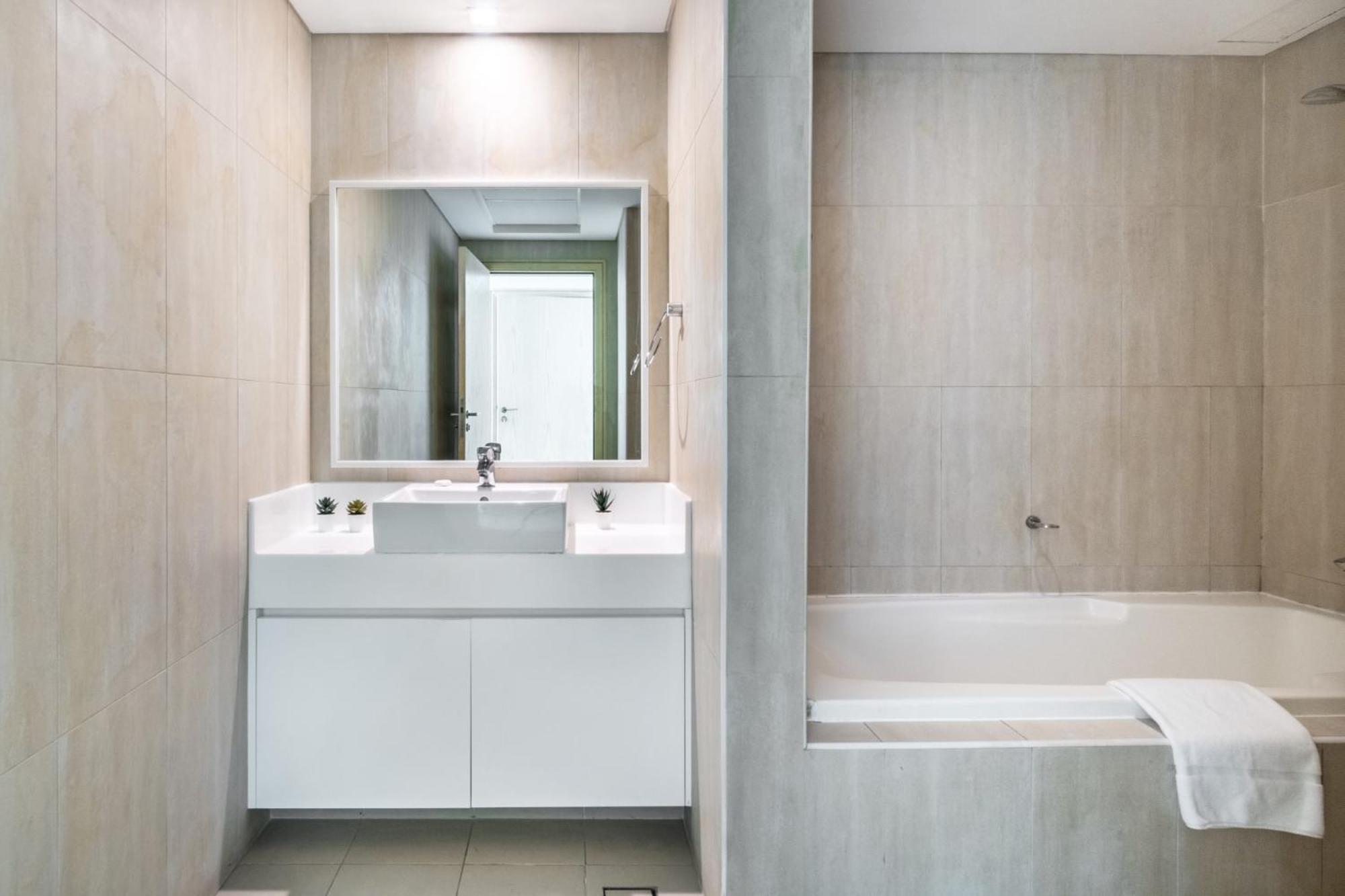 Appartement Artistic Retreat In Jbr With Private Access *