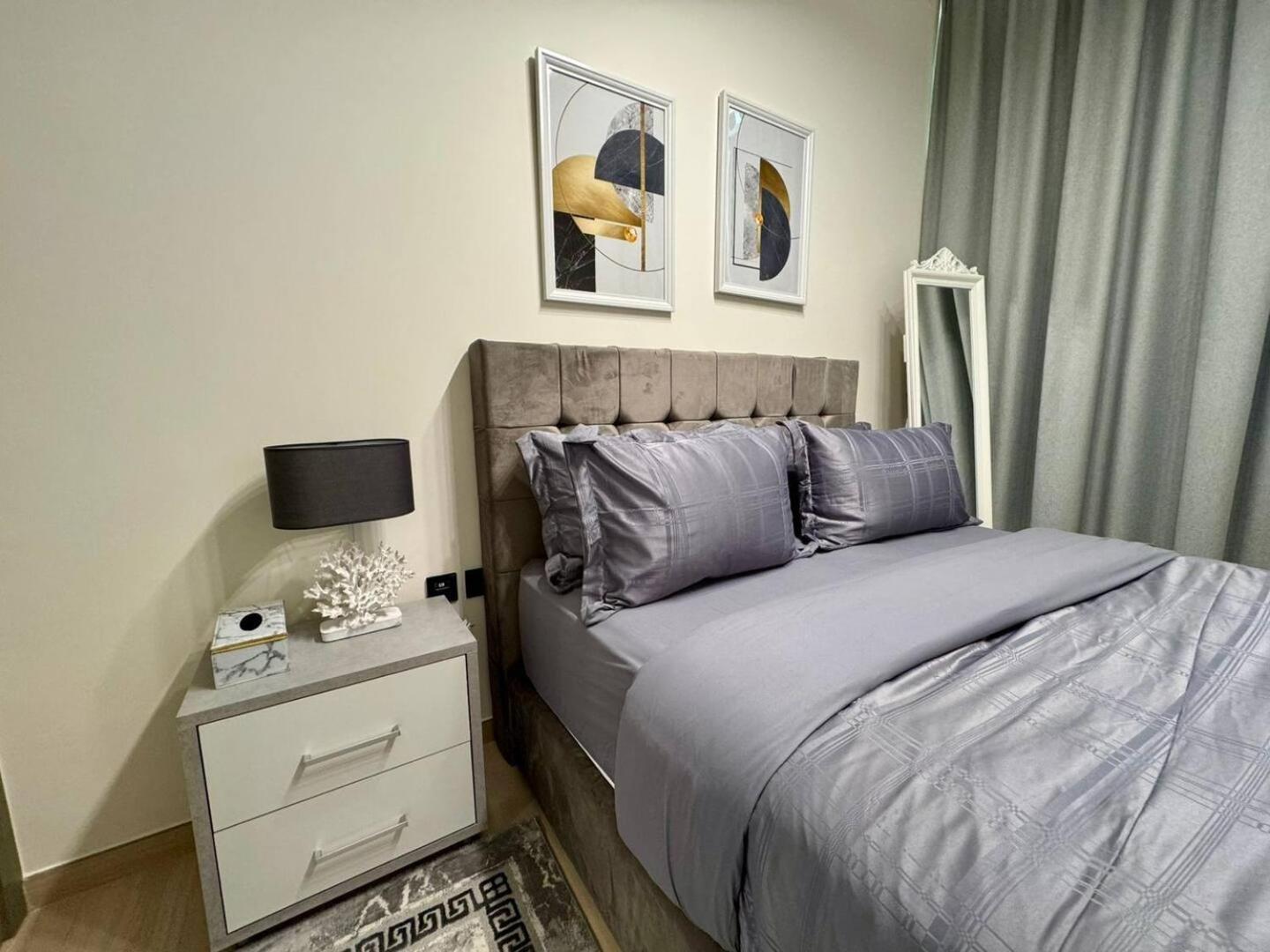 Trendy One Bedroom Appartement *