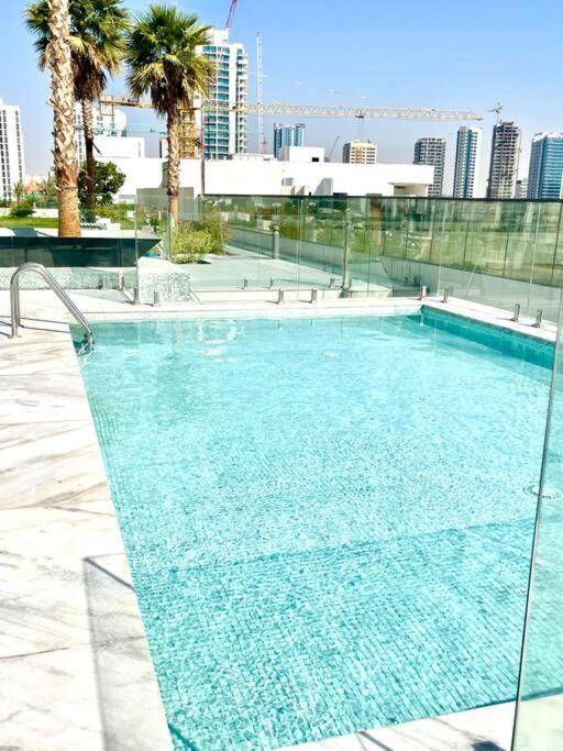 Elegante Vue Parc Et Piscine Au Coeur De Jvc Dubaï