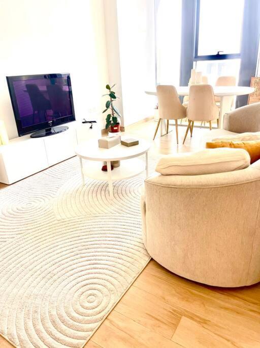 Appartement Elegante Vue Parc Et Piscine Au Coeur De Jvc