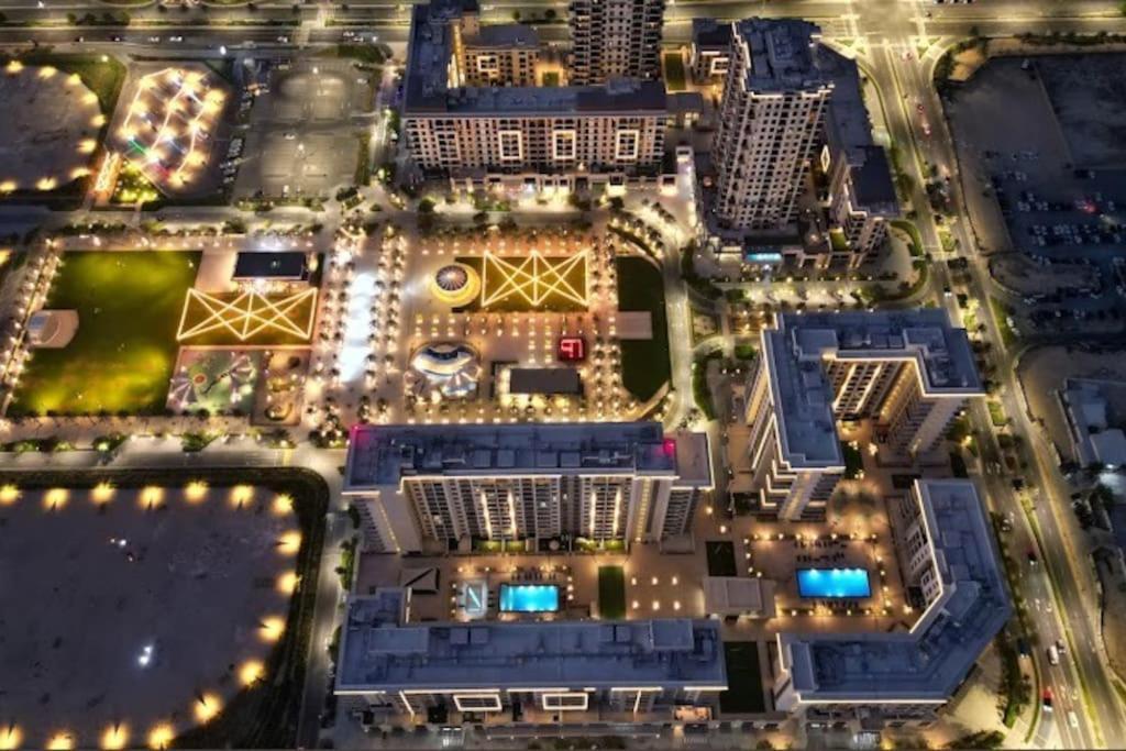 Lovely Calm 3br Easy Accessibility To With Huge Balcony And Pool View Town Square * Dubaï