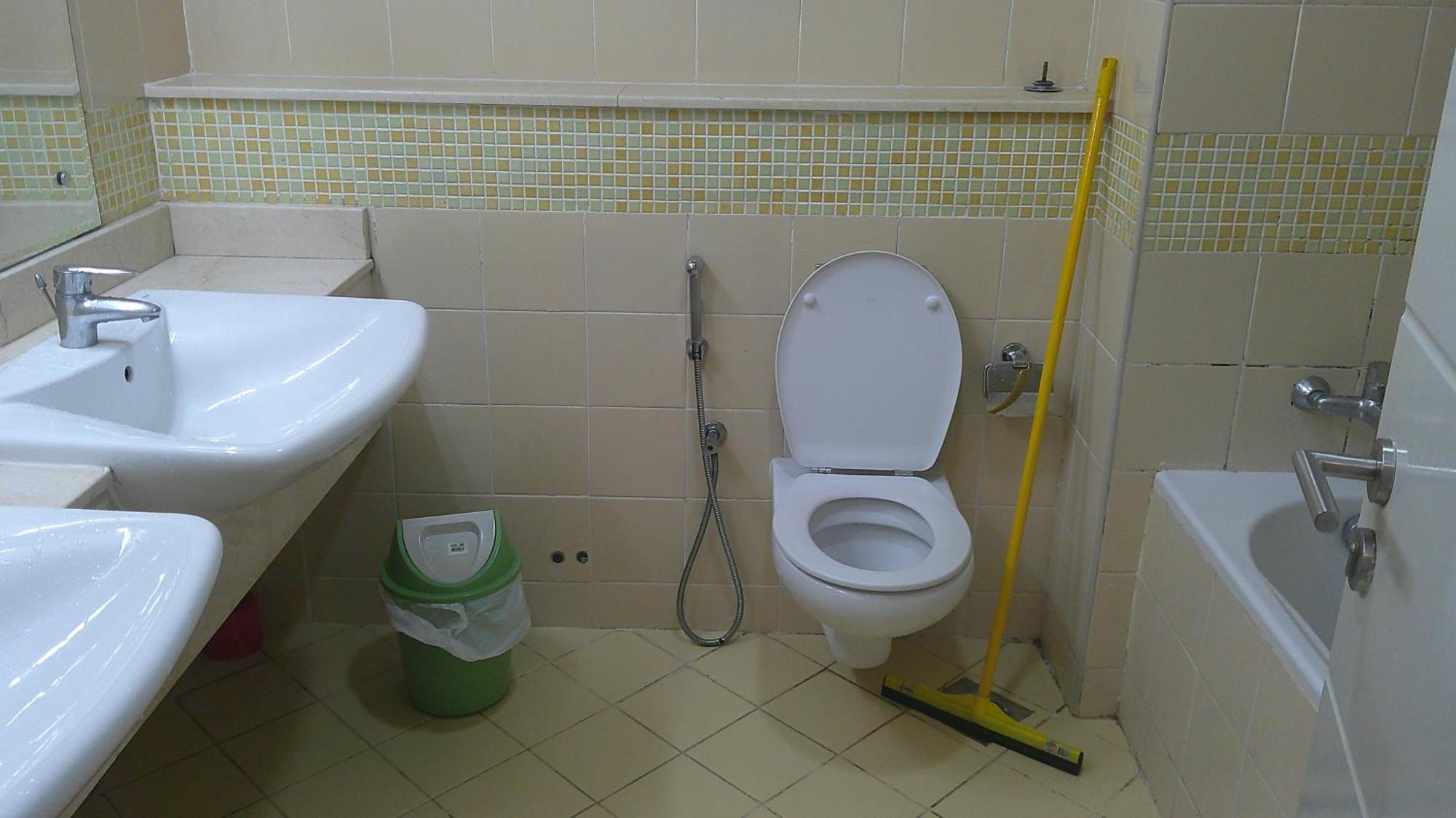 Comfortable Ensuite With Shared Kitchen
