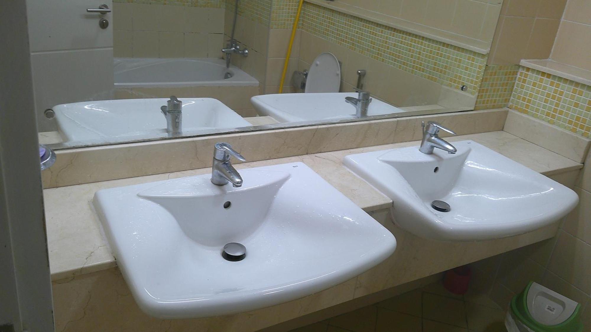 Comfortable Ensuite With Shared Kitchen