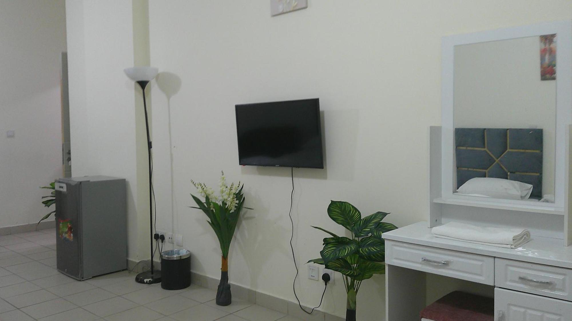 Comfortable Ensuite With Shared Kitchen