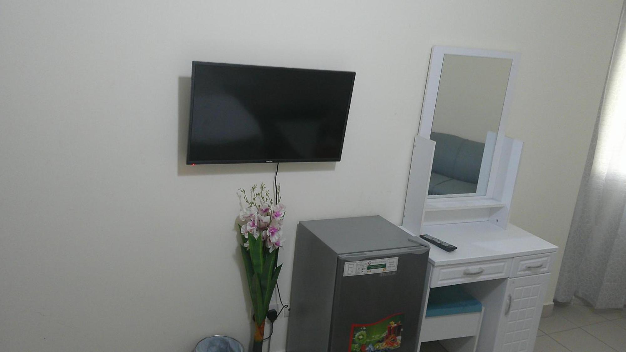 Comfortable Ensuite With Shared Kitchen