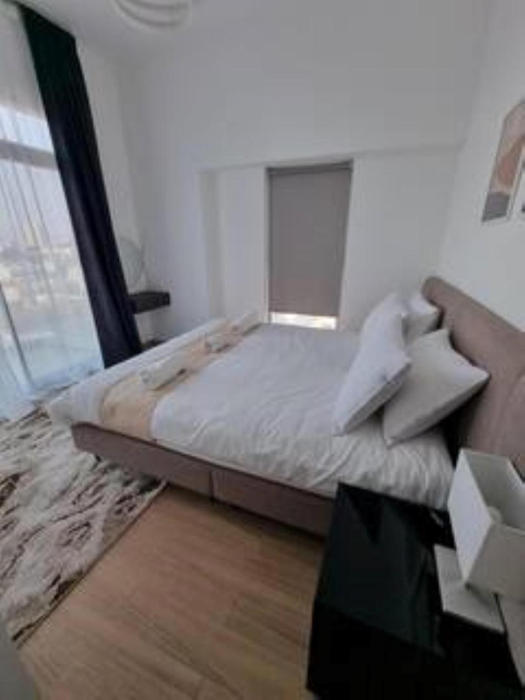 151 Jumeirah Gardens Apartemen *