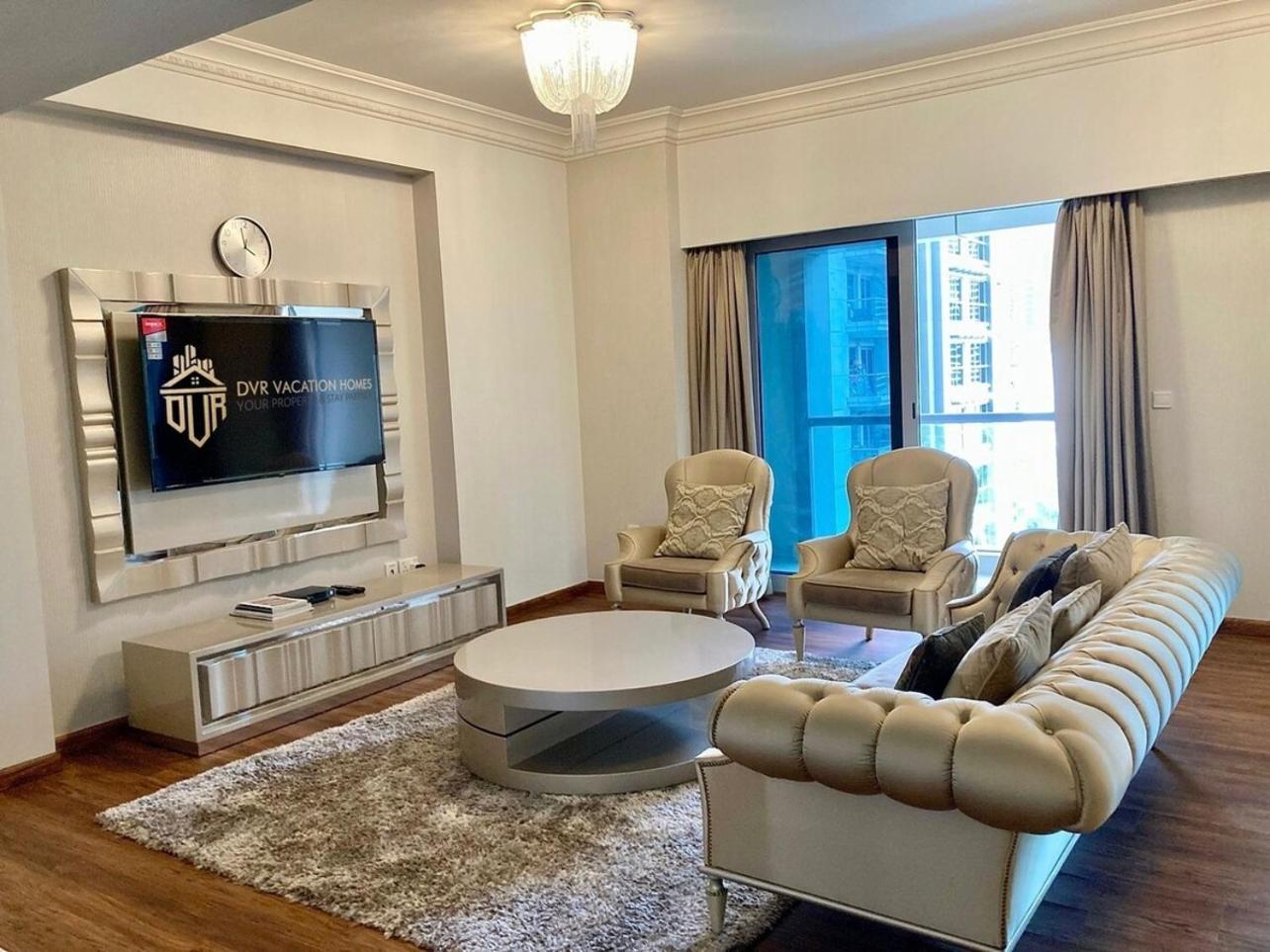 Stylish 1br With Customized Furniture