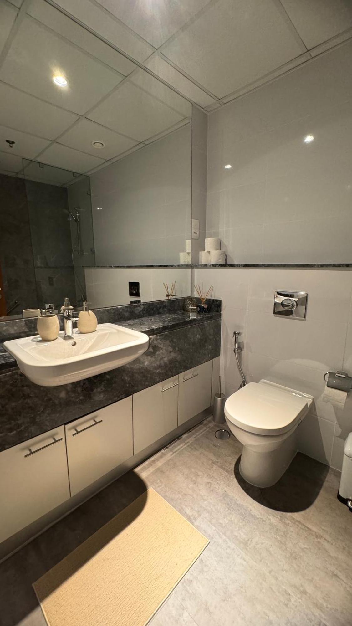 Amazing 1 Bedroom - Downtown Dubai, Canal & Burj Views Apartamento Dubái