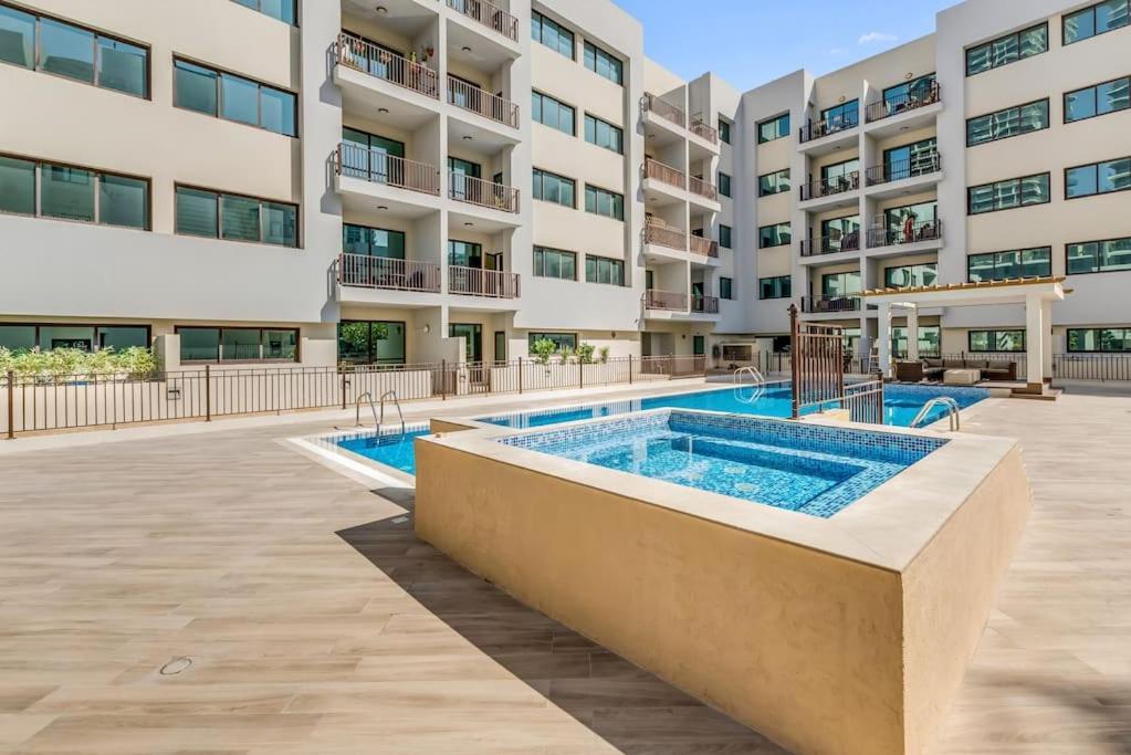 Waves - Comfortable 1br Getaway In Jvc With Park Views