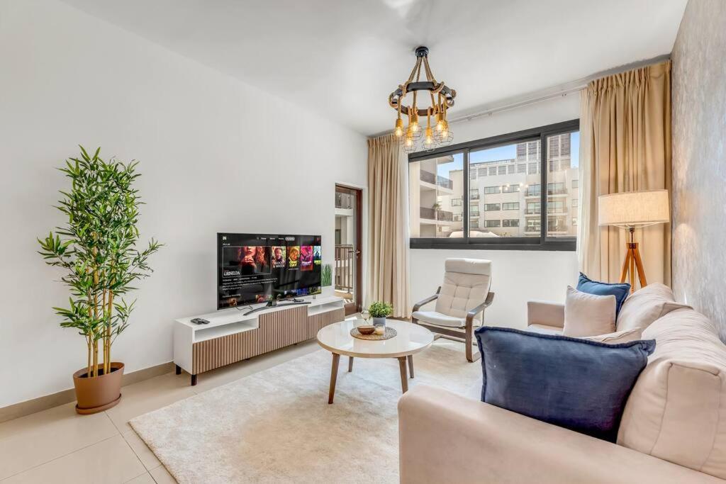 Appartamento Waves - Comfortable 1br Getaway In Jvc With Park Views