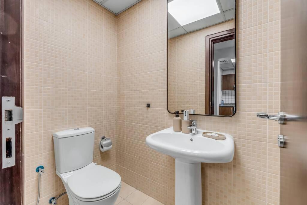 Appartamento Waves - Comfortable 1br Getaway In Jvc With Park Views Dubai