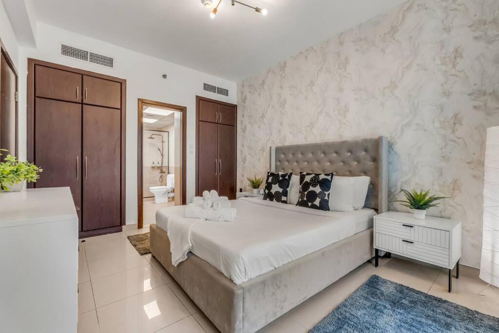 Appartamento Waves - Comfortable 1br Getaway In Jvc With Park Views Dubai