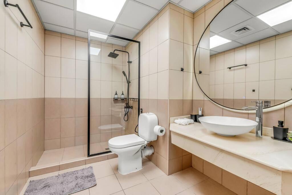 Waves - Comfortable 1br Getaway In Jvc With Park Views * Dubai
