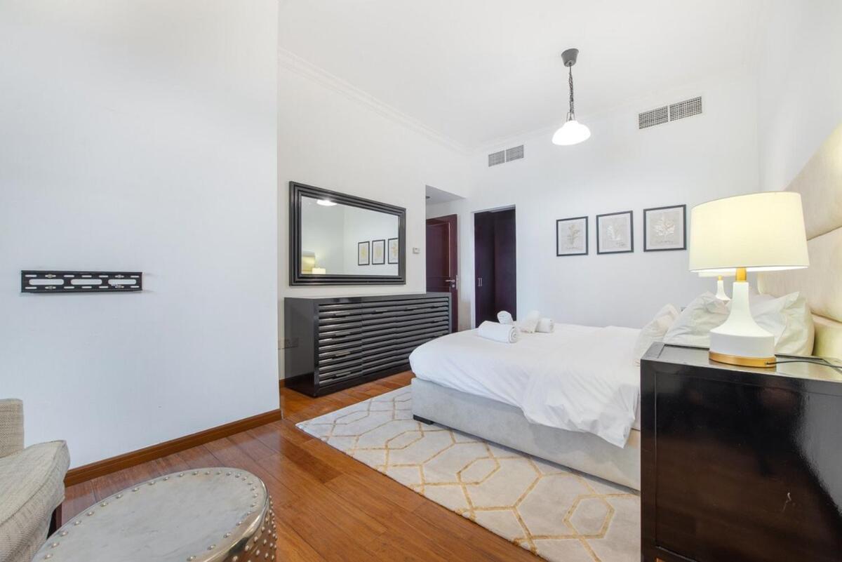 Ferienhaus Delightful 2-bedroom At Belvedere Marina With Balcony Views *