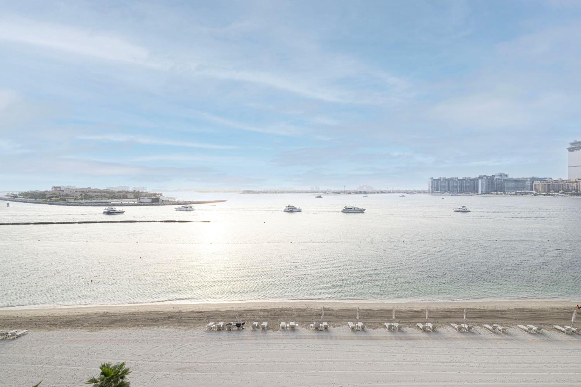 Lux Spacious 1 Bedroom - Beachfront And Seaview Appart hôtel *