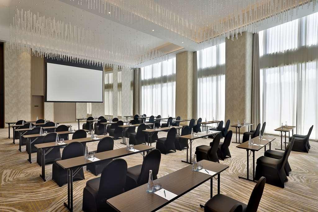 Embassy By Hilton Business Bay Dubái