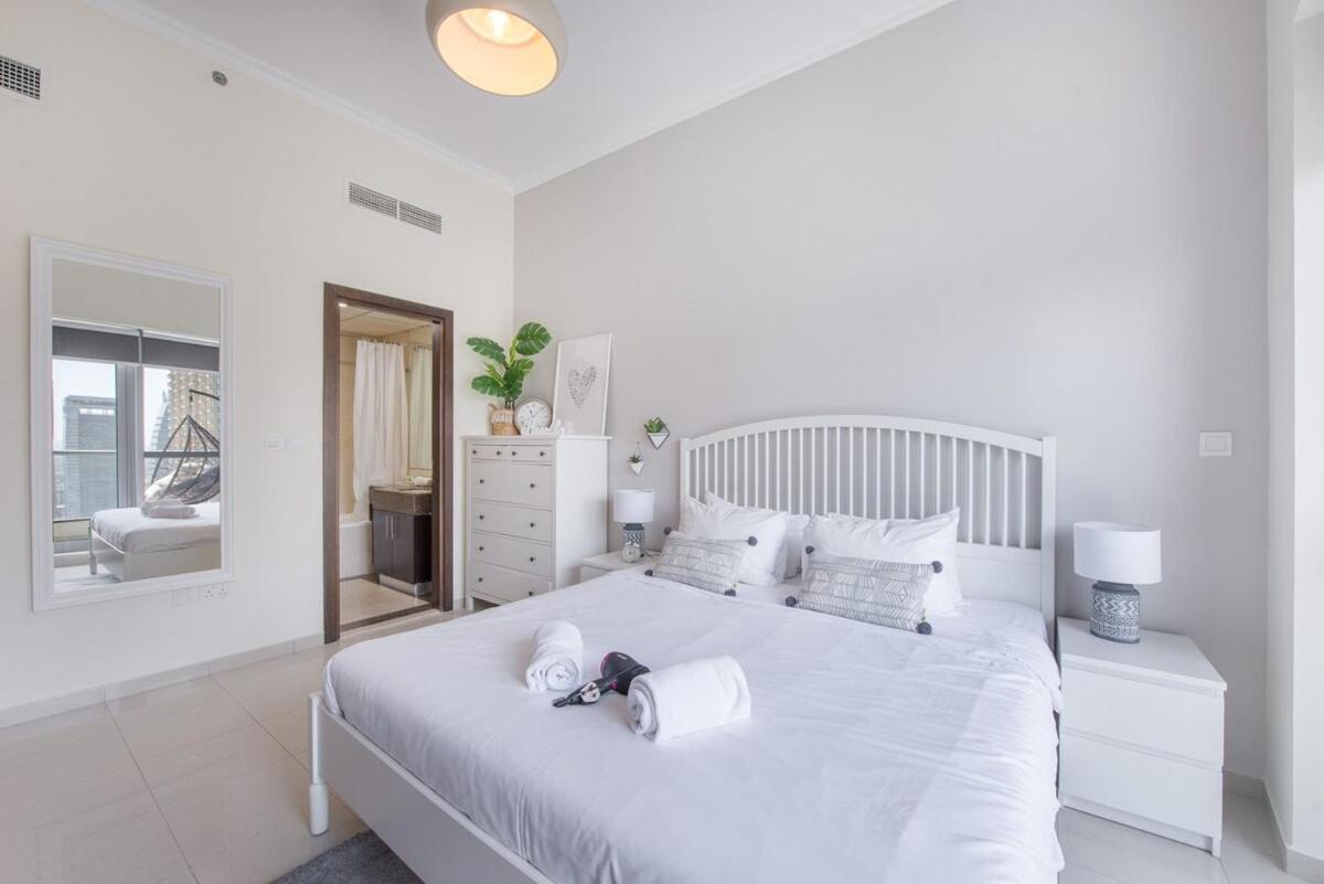 Warm And Airy 1-bedroom With Exceptional Views In Marina Apartment *