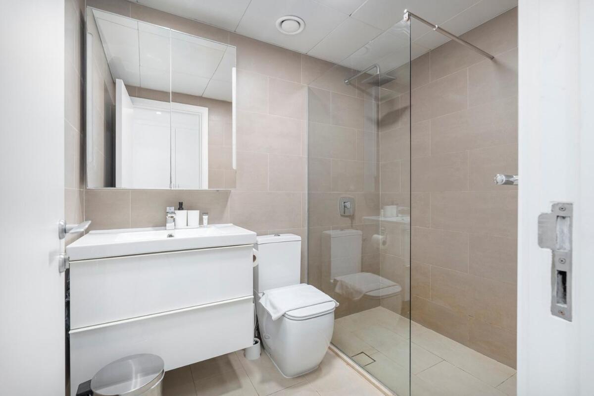 Warm 2-bedrooms With Modern Kitchen Interior In The Greens! Dubái