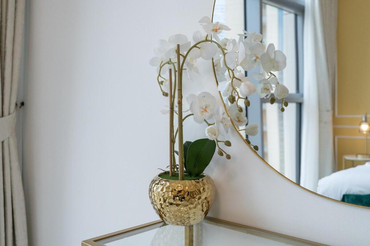 Glamorous 2-bedroom Retreat In Blvd Crescent Near Mall Appartement