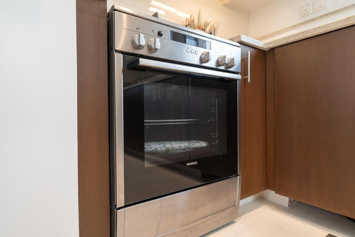Glamorous 2-bedroom Retreat In Blvd Crescent Near Mall Appartement