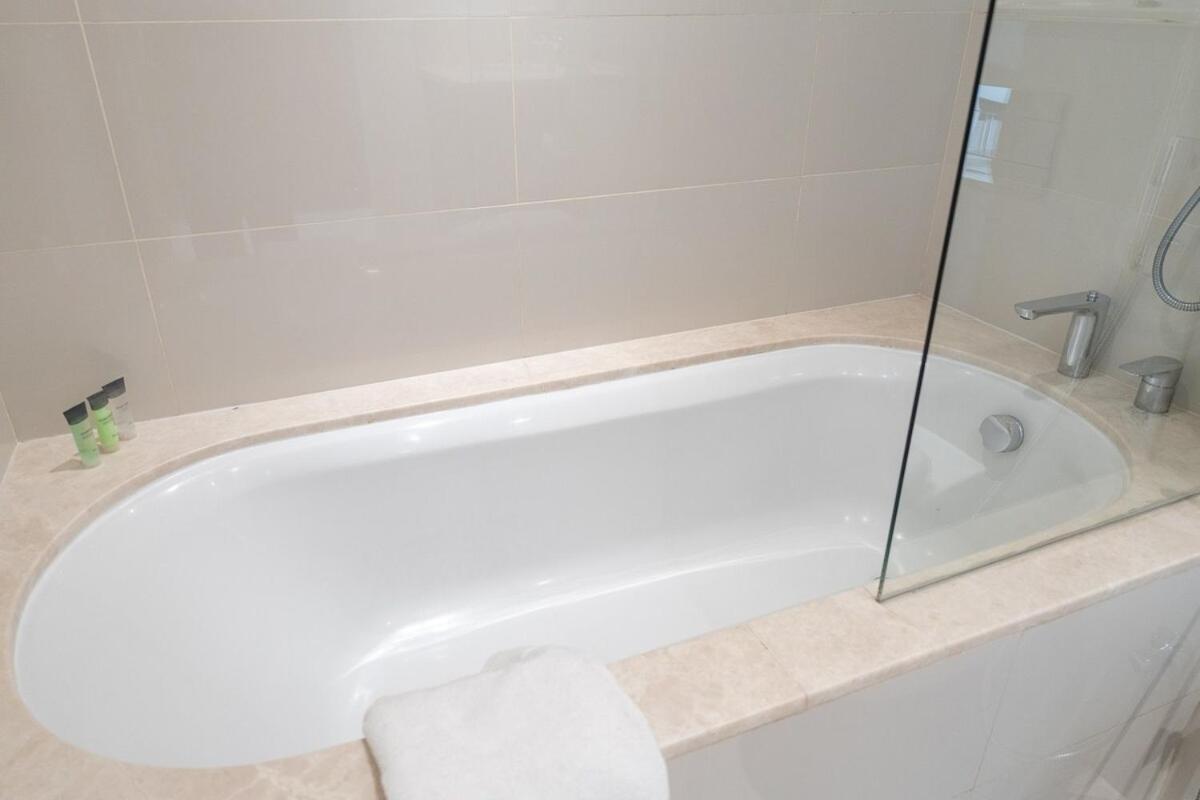 Glamorous 2-bedroom Retreat In Blvd Crescent Near Mall Appartement