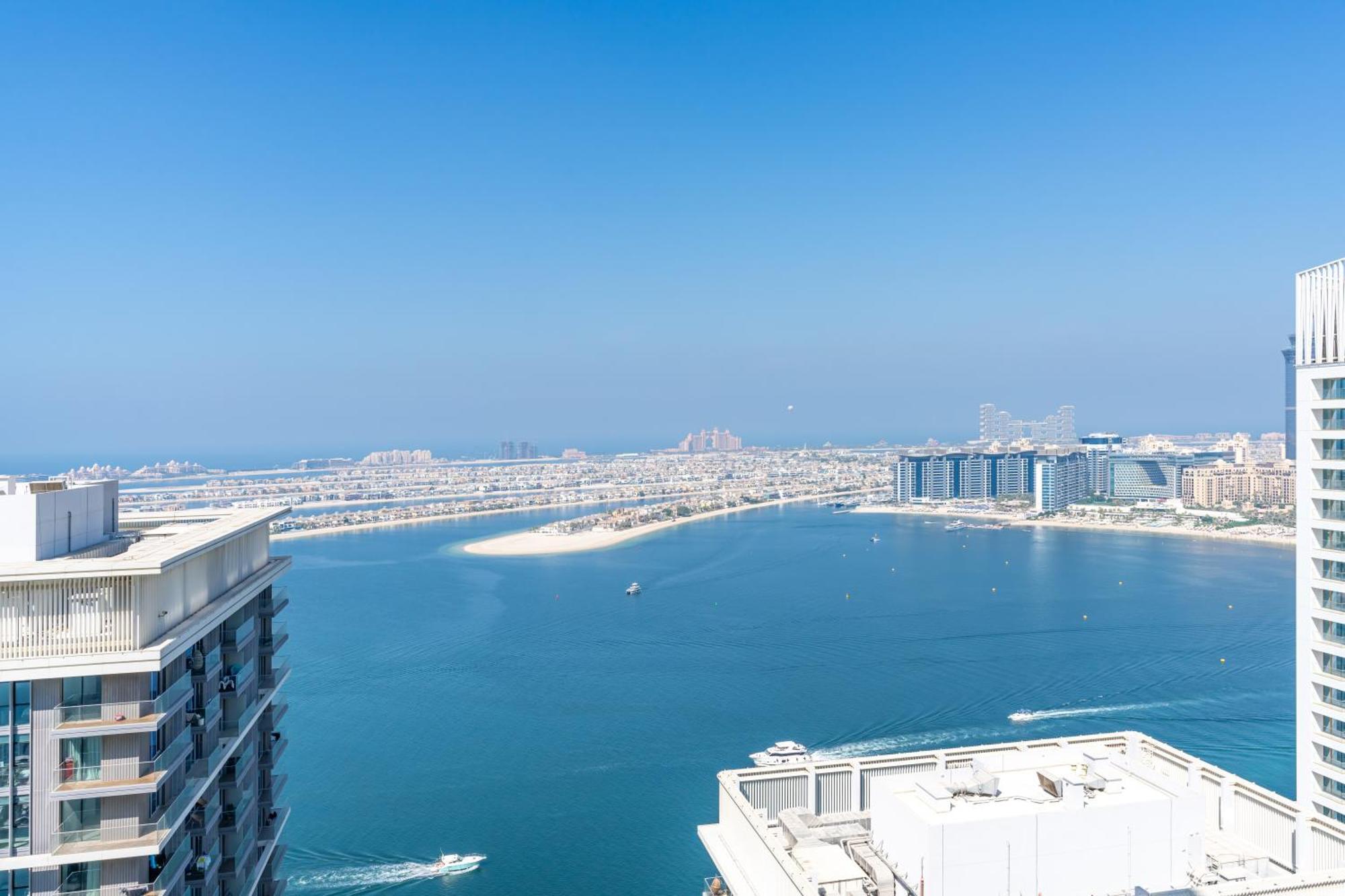Beachfront 2-bdr, High Floor, Sea And Palm View, Access Appartement Dubaï