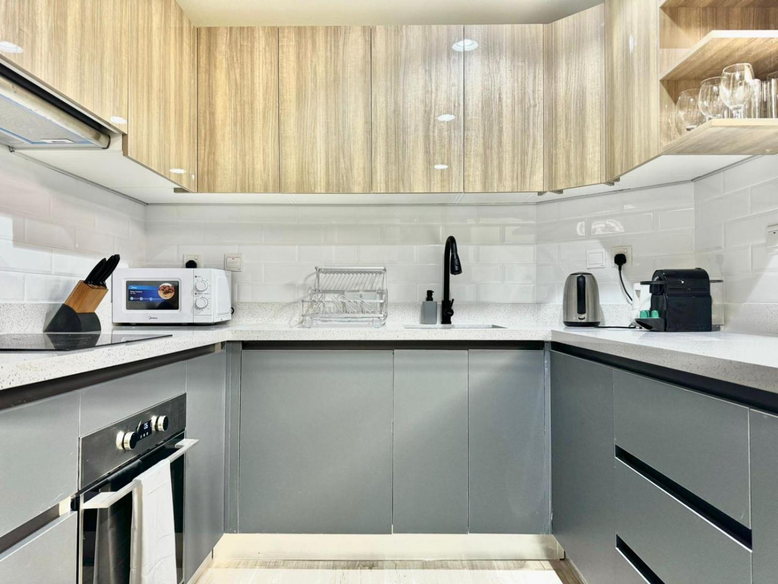 Modern 2 Bedroom In Marina