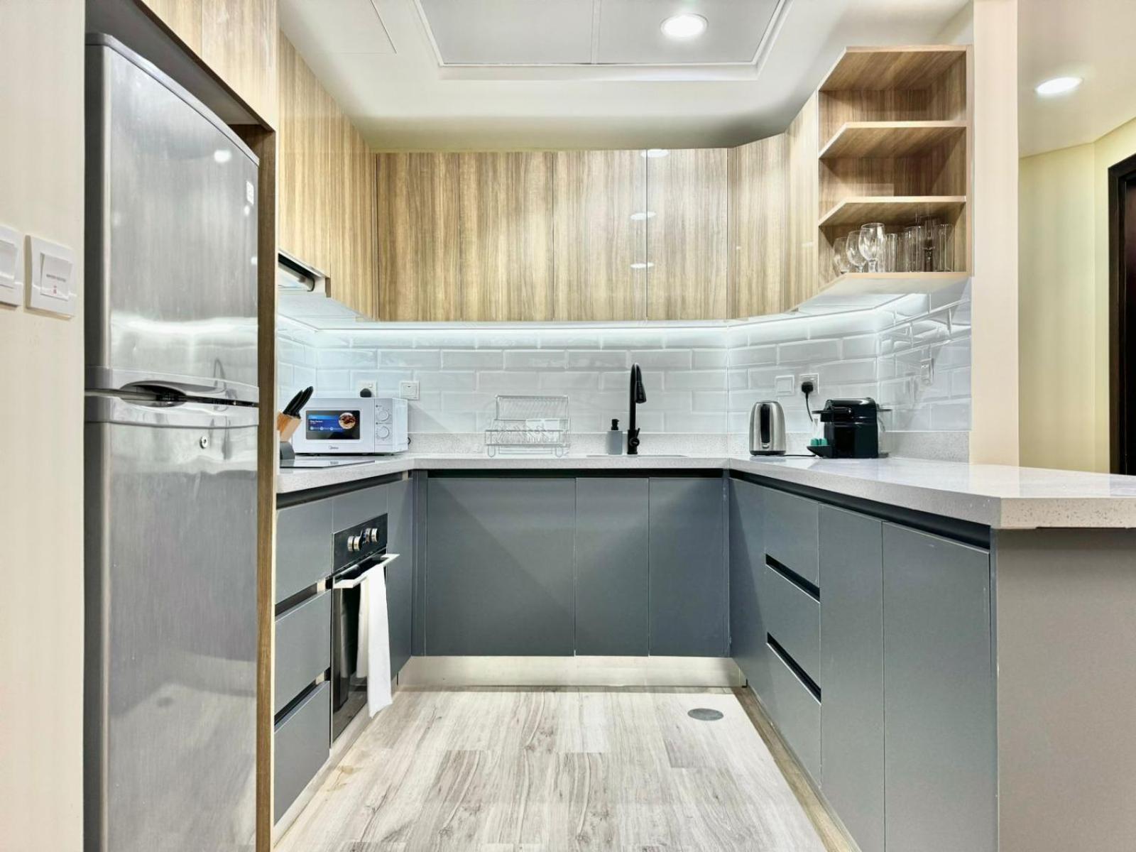 Modern 2 Bedroom In Marina *