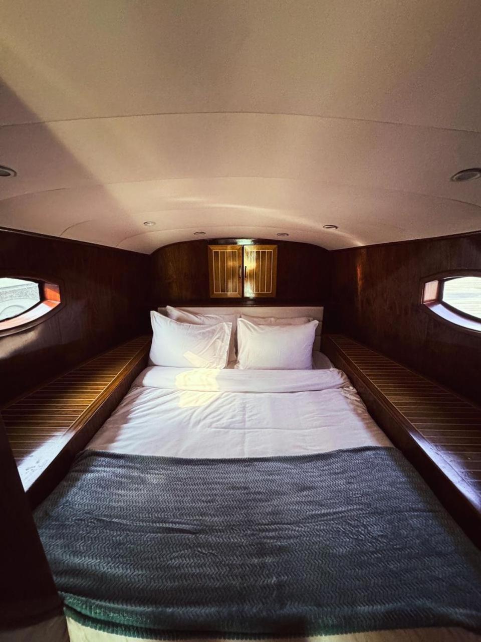 Overnight Super Yacht - Orchid *