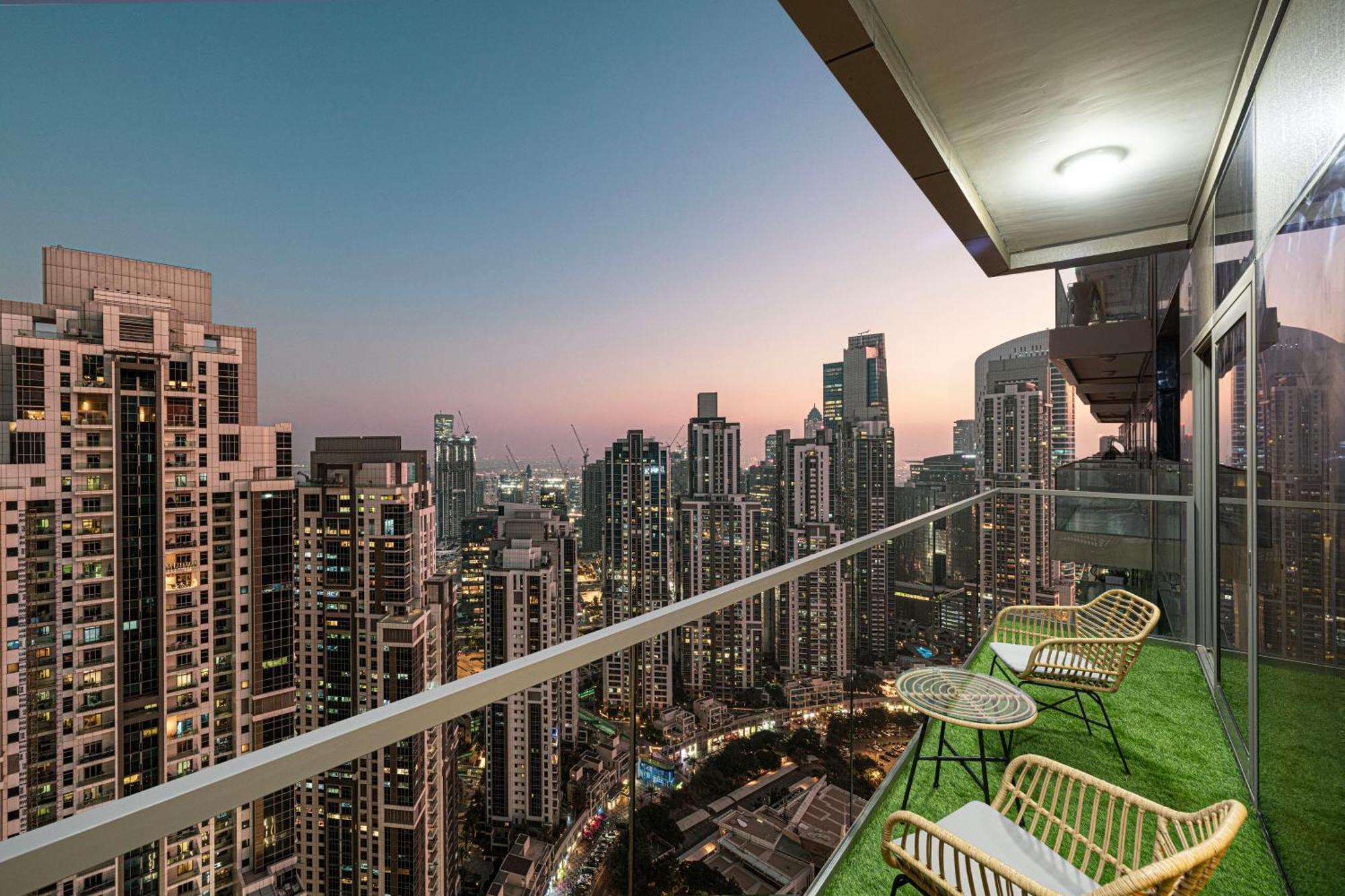 Scenic Infinity Pool With Burj Khalifa Views Dubái