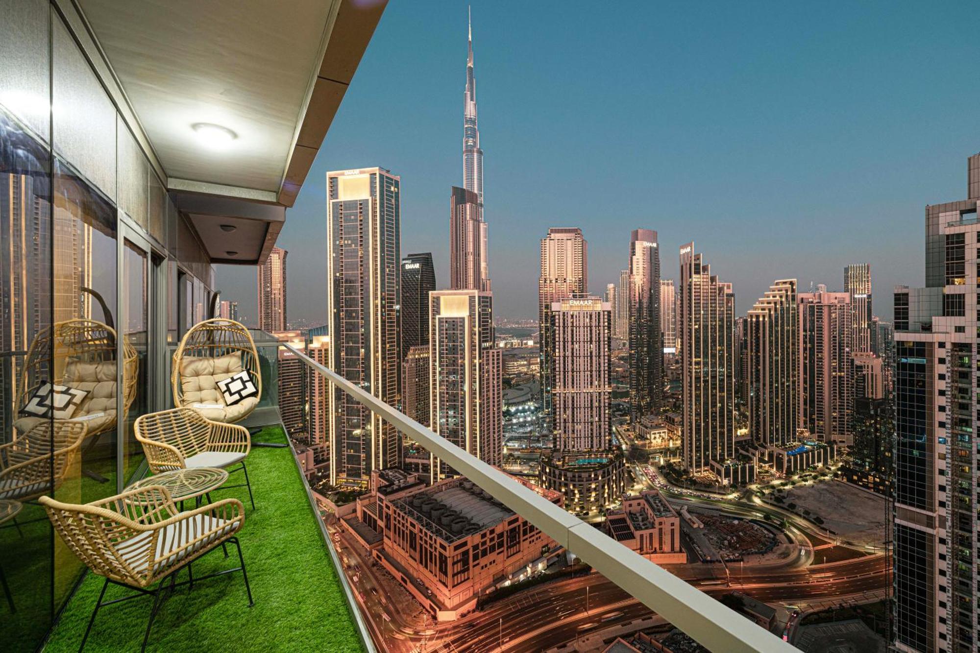 Scenic Infinity Pool With Burj Khalifa Views Dubái