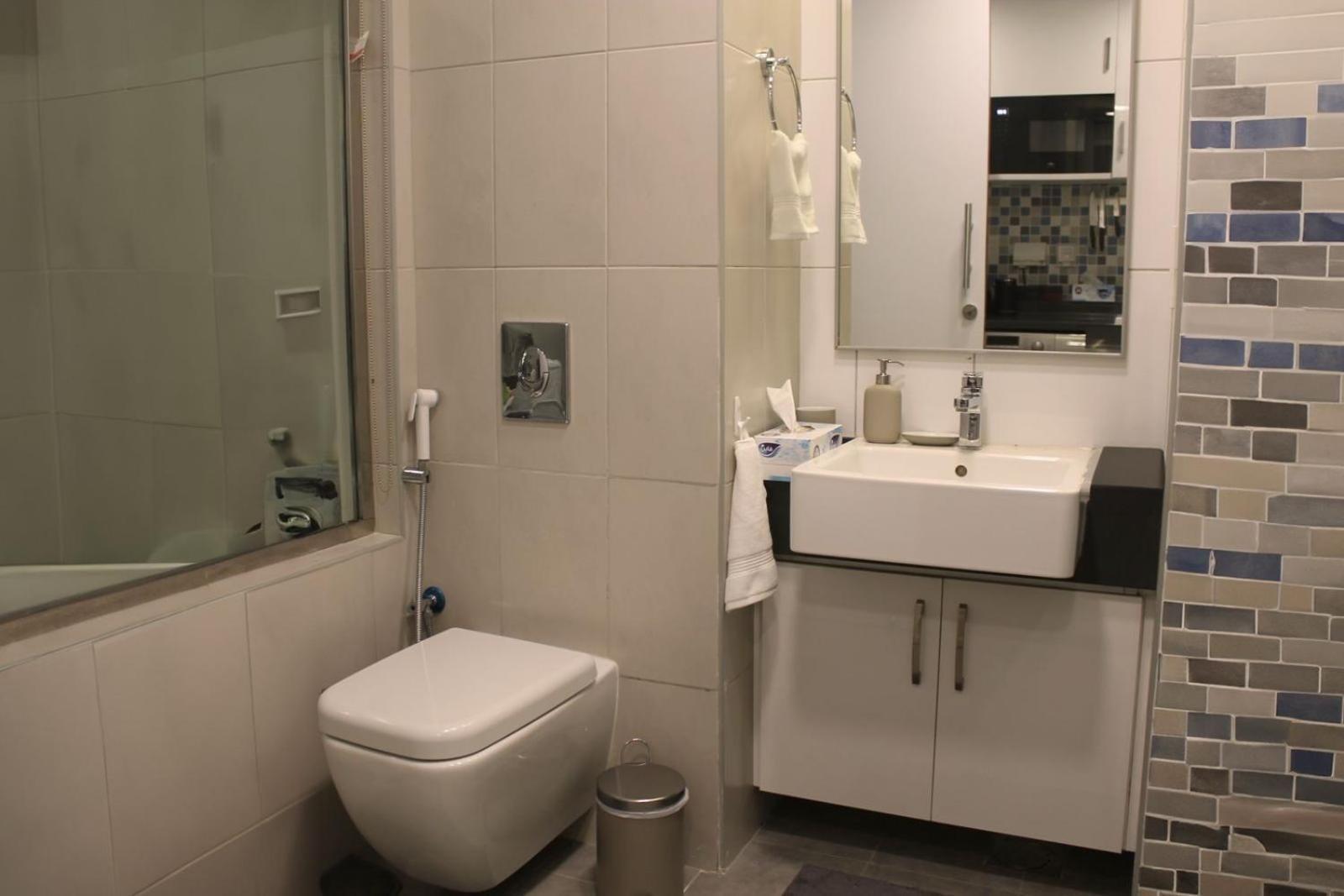 Luxury Walk To West Apartment Dubai