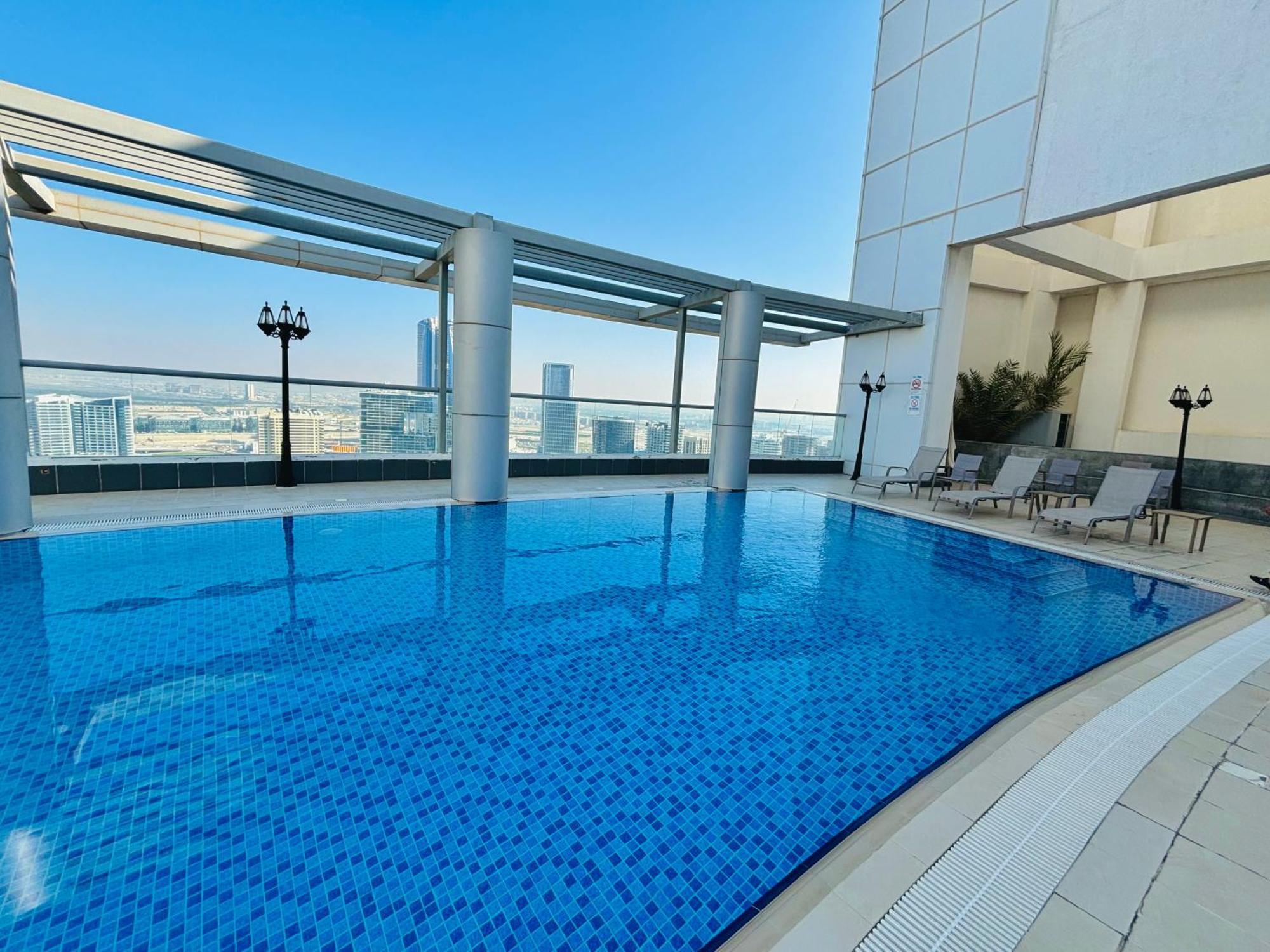 Stunning With Rooftop Pool, Balcony & Gym Apartemen Dubai