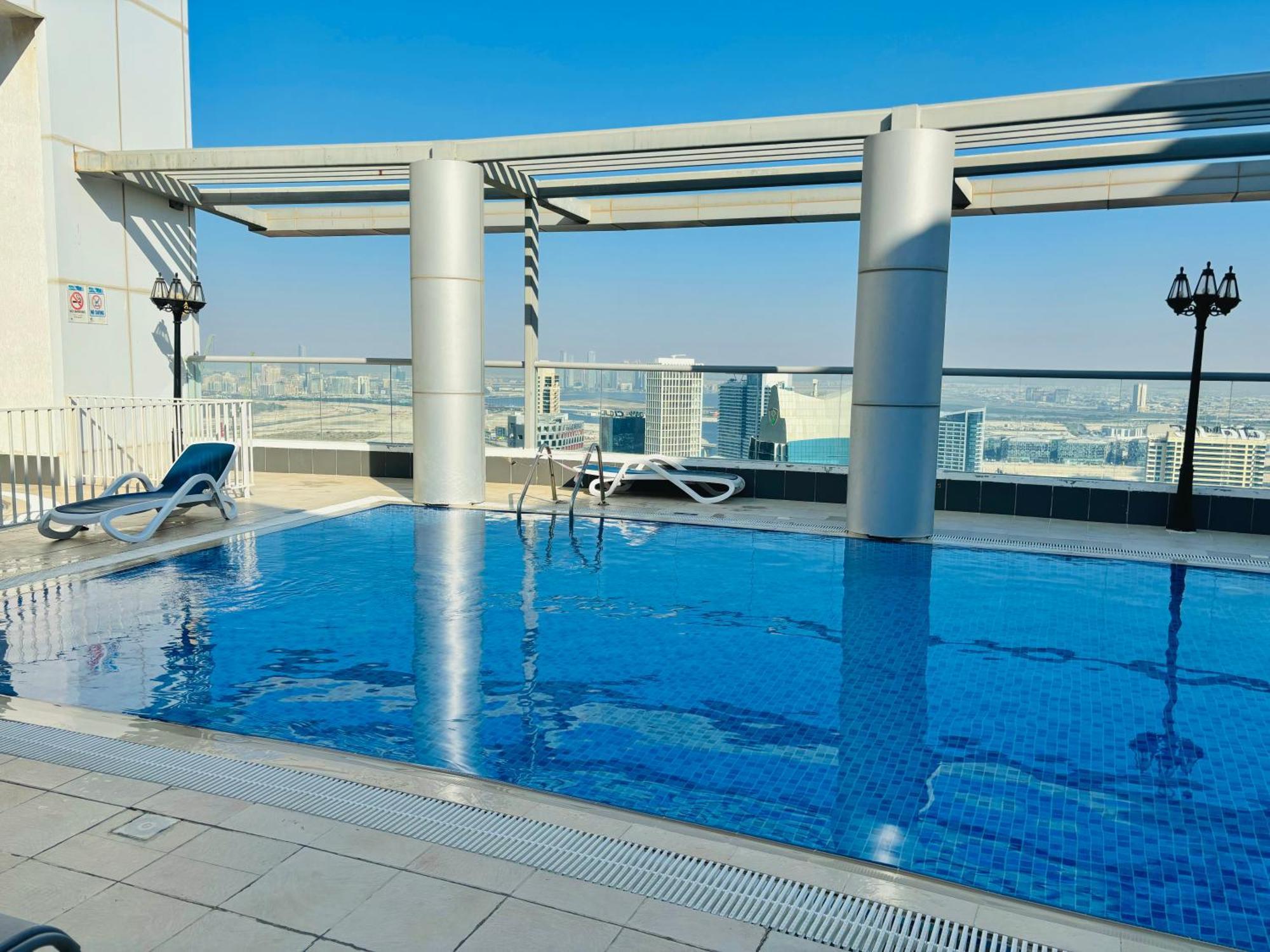 Stunning With Rooftop Pool, Balcony & Gym Apartemen