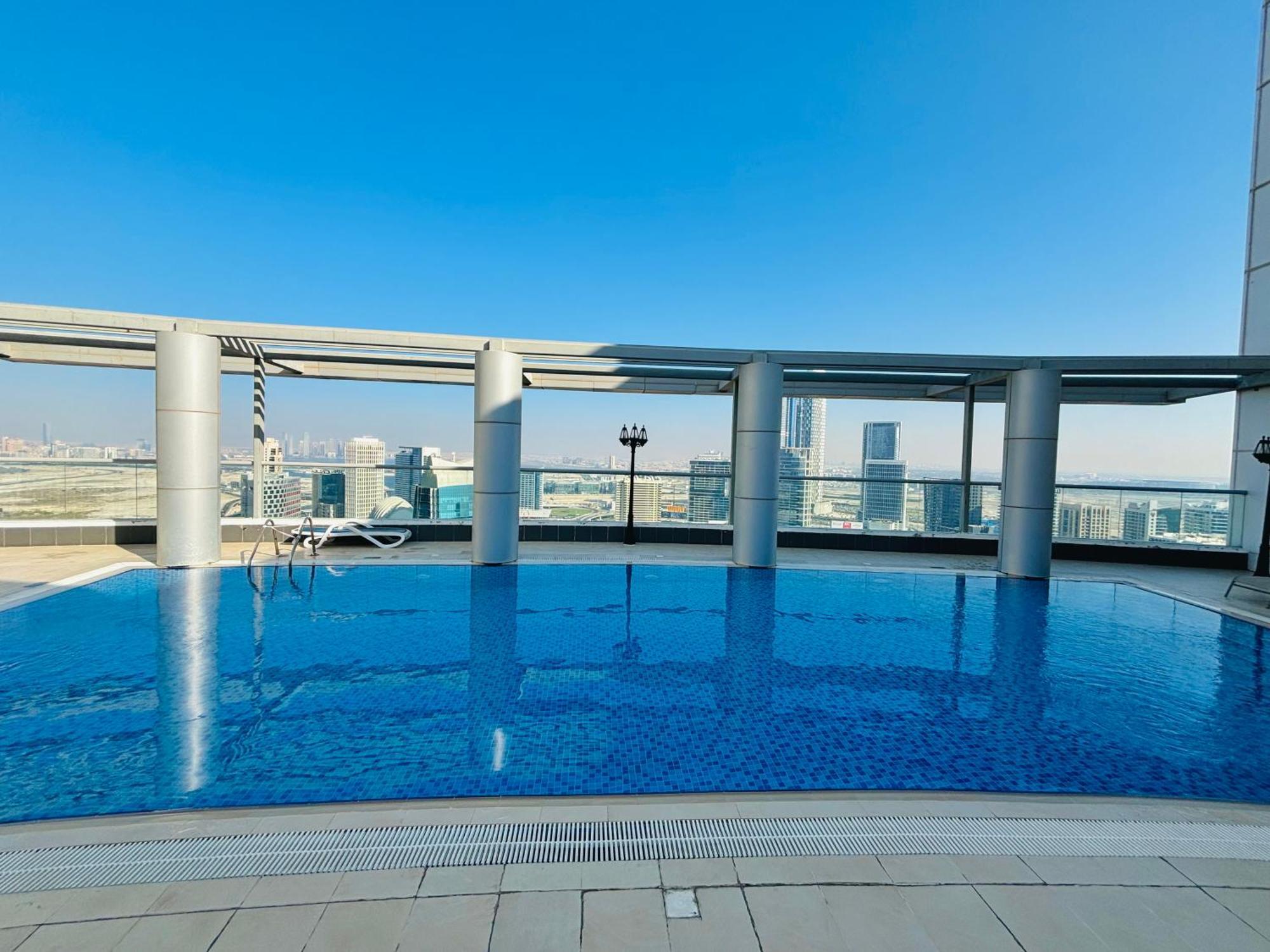 Apartemen Stunning With Rooftop Pool, Balcony & Gym *