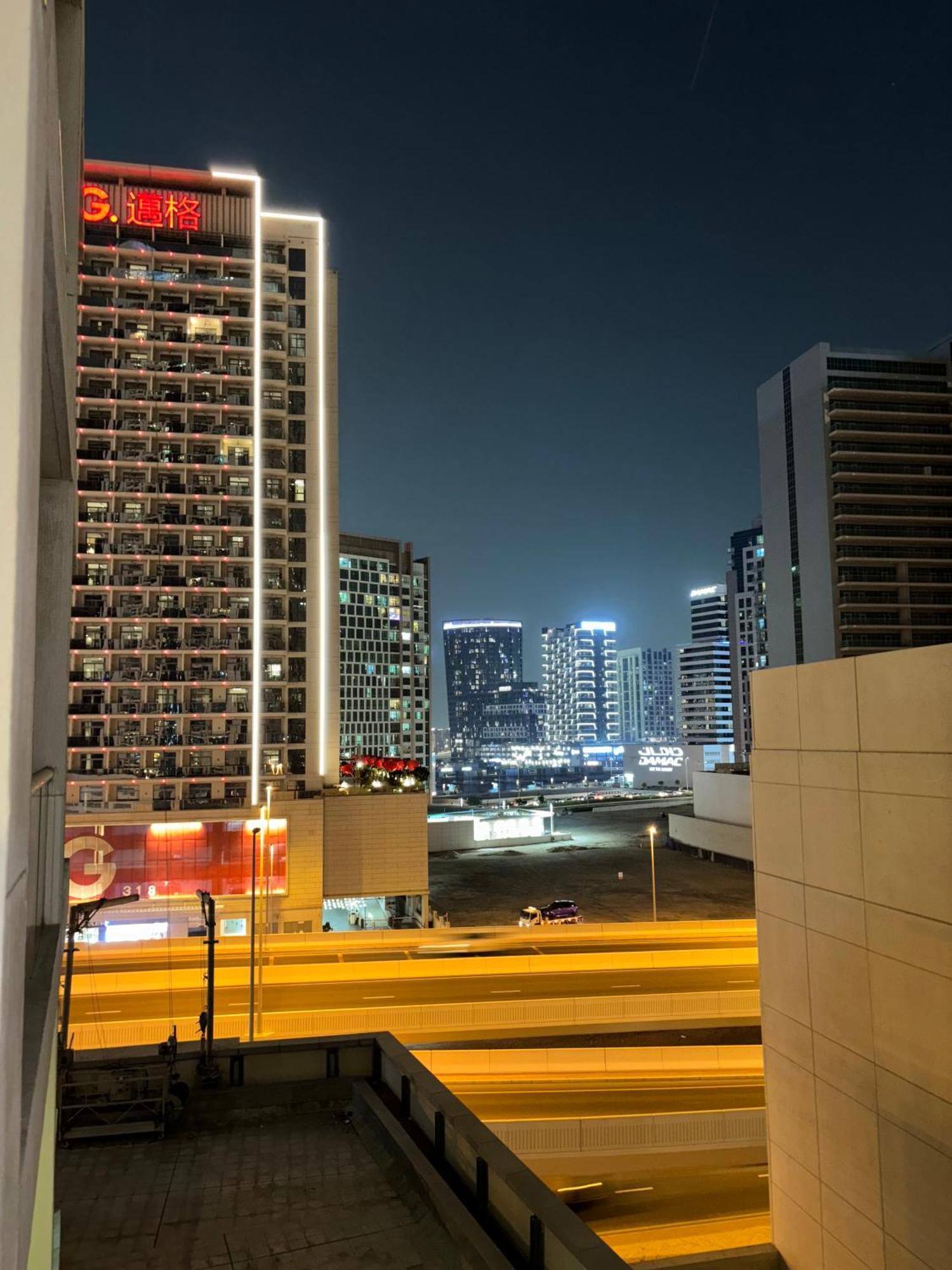 Apartemen Stunning With Rooftop Pool, Balcony & Gym *