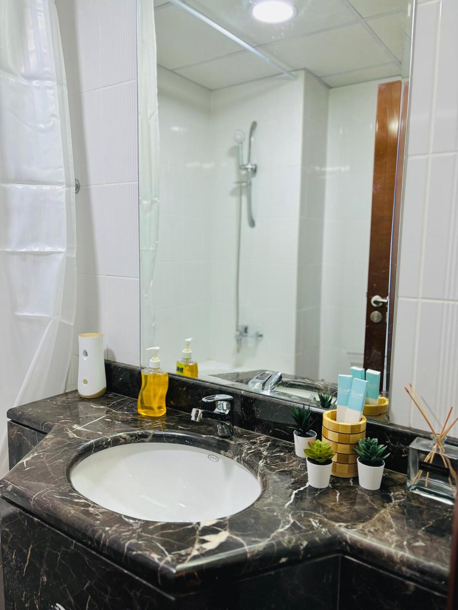 Apartemen Stunning With Rooftop Pool, Balcony & Gym