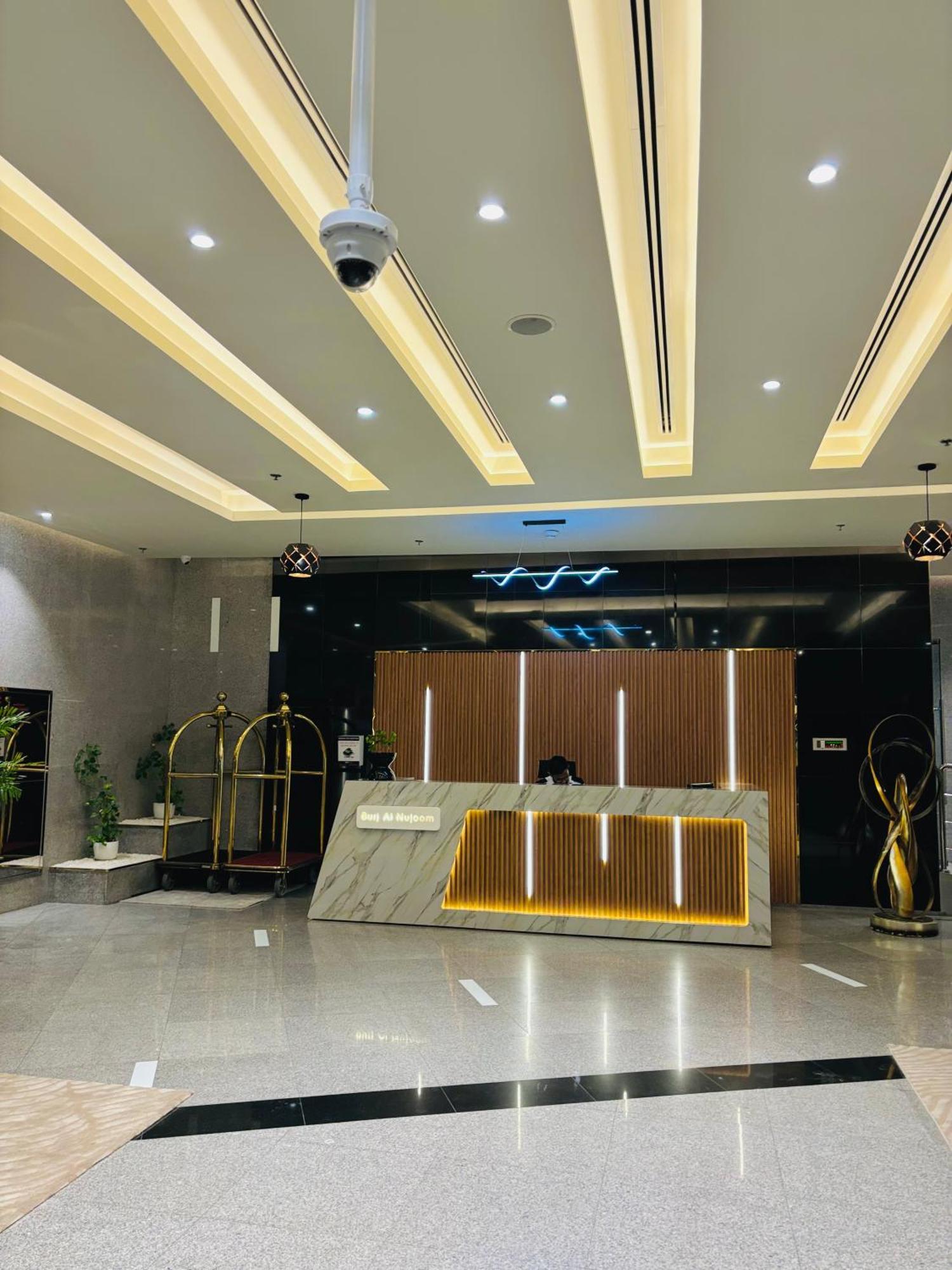 Stunning With Rooftop Pool, Balcony & Gym Apartemen Dubai
