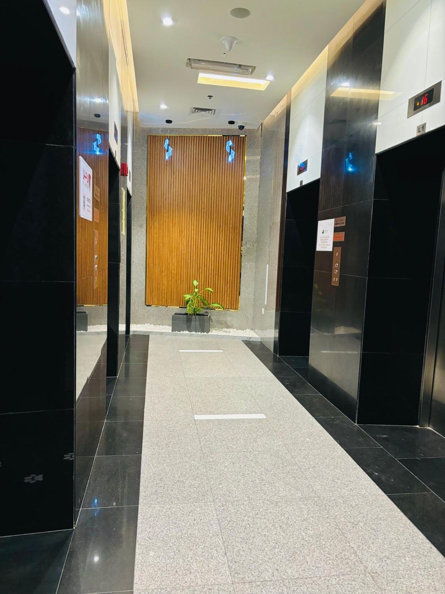 Stunning With Rooftop Pool, Balcony & Gym Apartemen