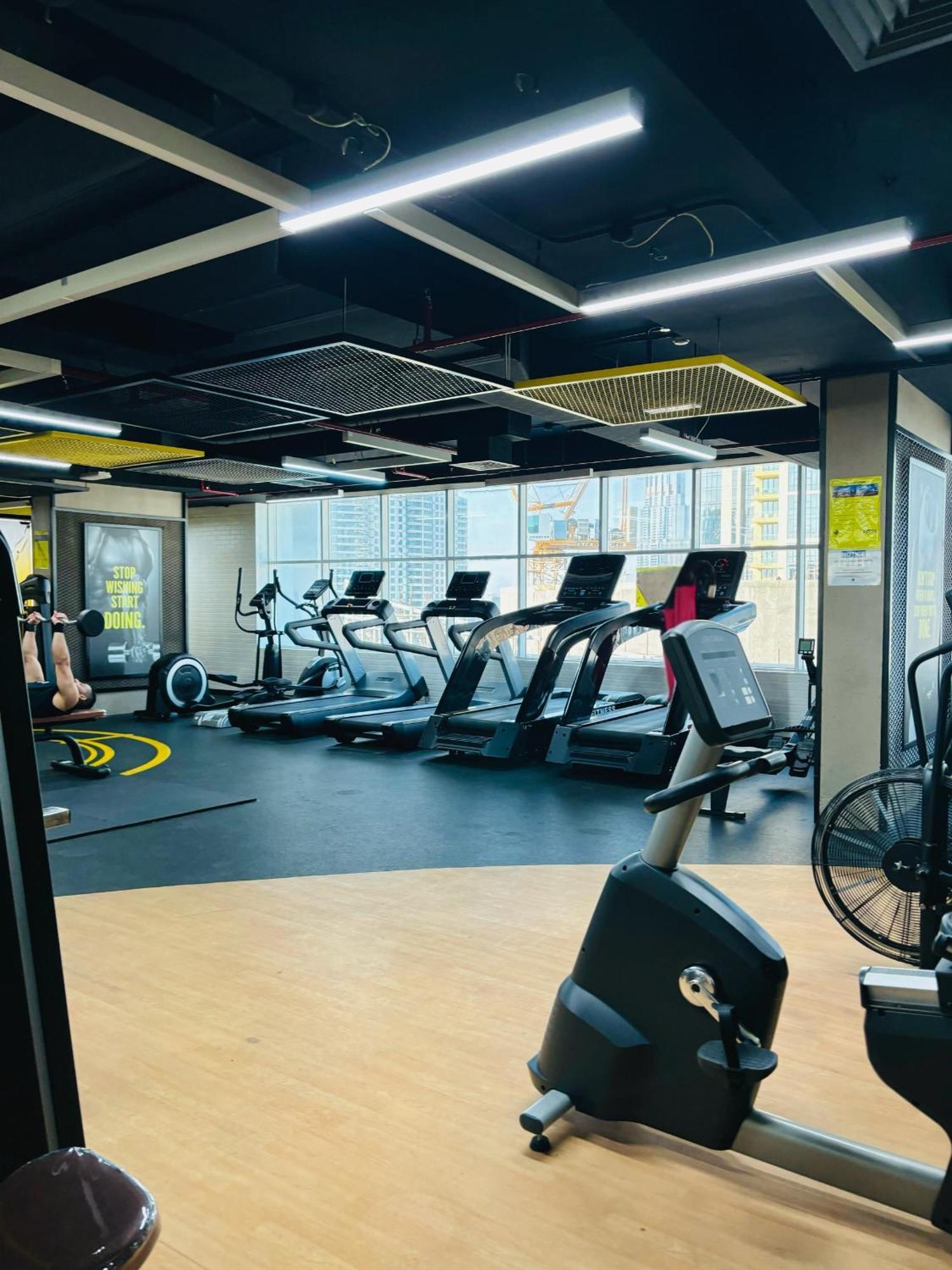 Apartemen Stunning With Rooftop Pool, Balcony & Gym