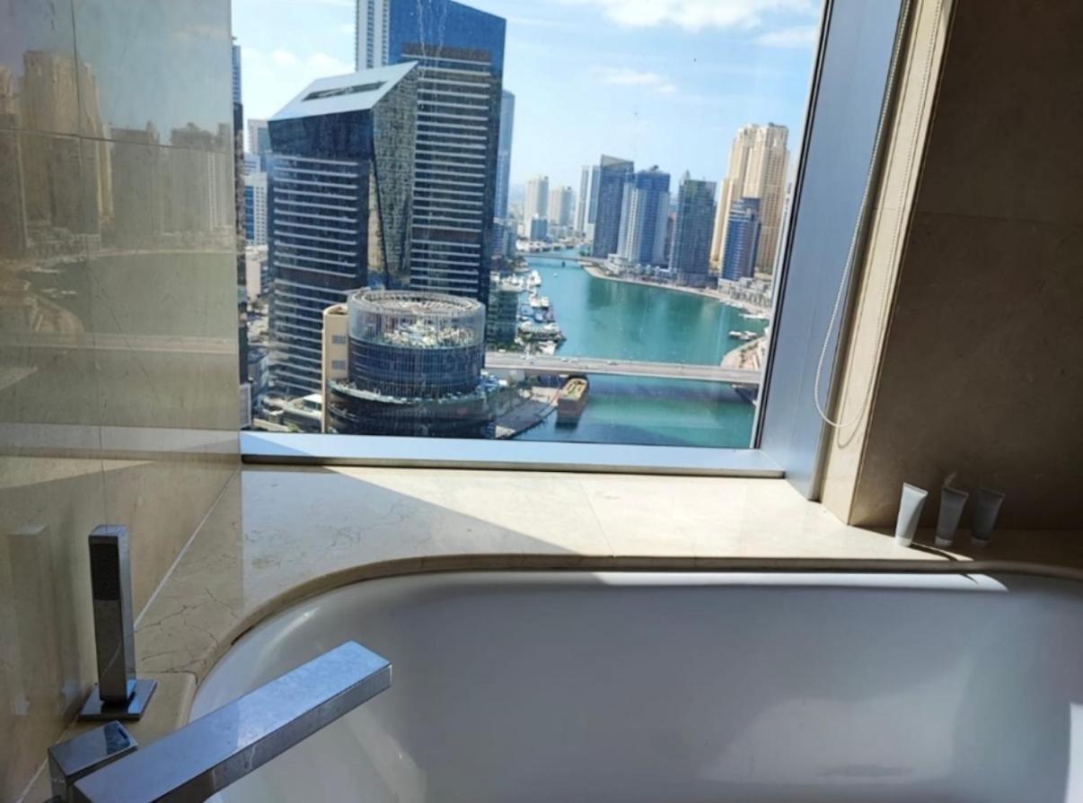 Address Marina Mall - Full Marina Views, Balcony, Kitchen & Parking *