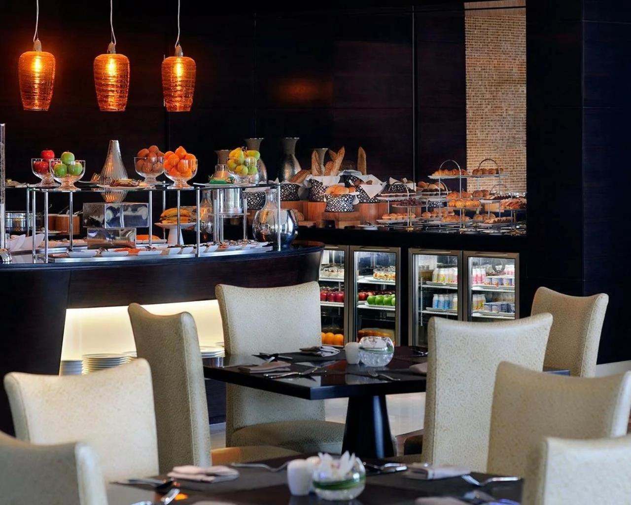 Address Marina Mall - Full Marina Views, Balcony, Kitchen & Parking *