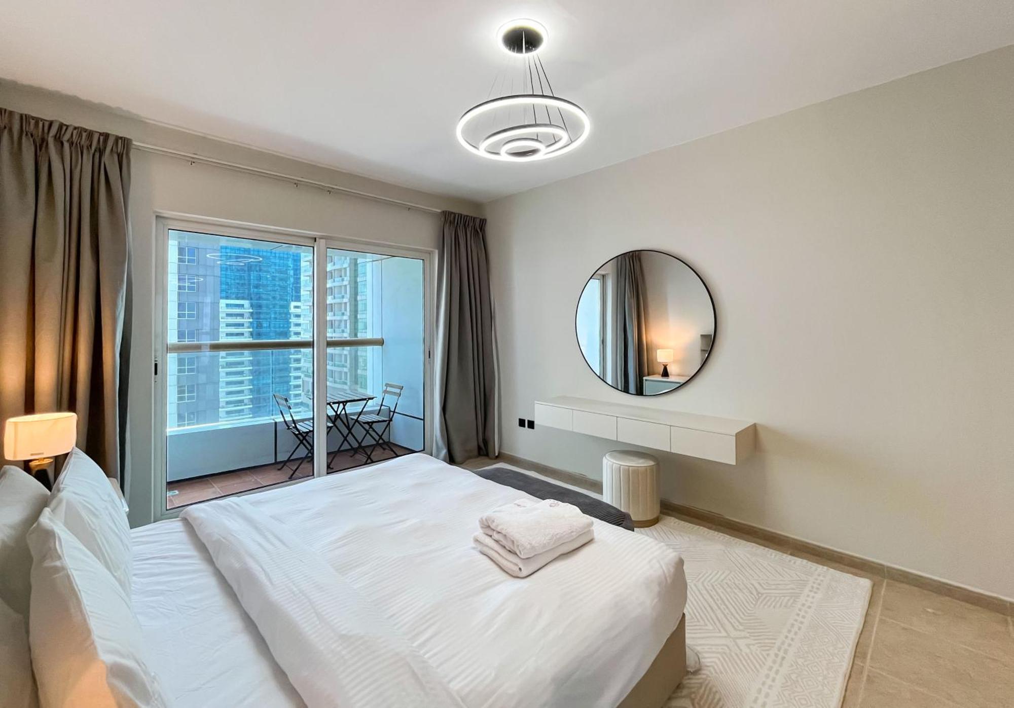 Livbnb-high Rise 1br With Balcony Near Barasti * Dubaï