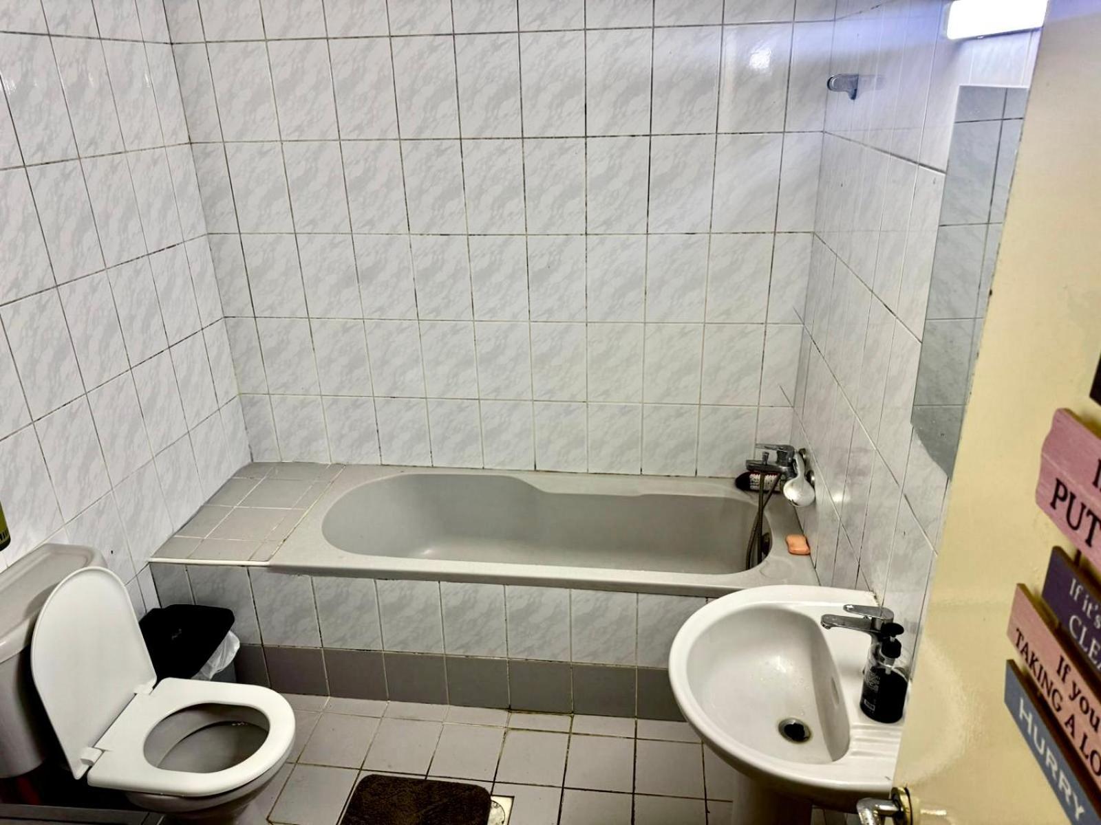 Homestay Aavhr Youth Holiday Near Burjuman Metro Station *