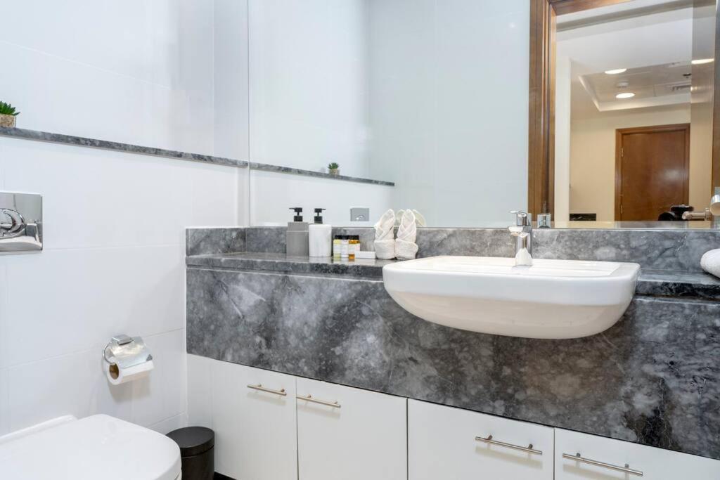 First Class 1br Captivating Views *